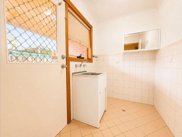 Spacious 2 bedroom homette in prime Glandore location