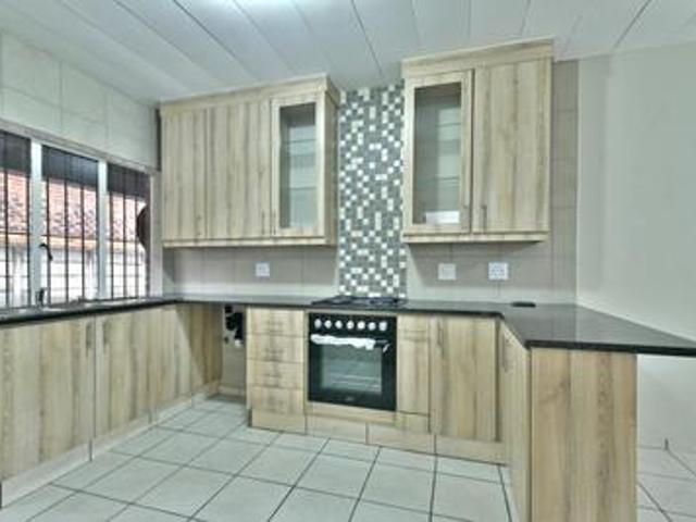 spacious 2 bedroom living in prime l.
