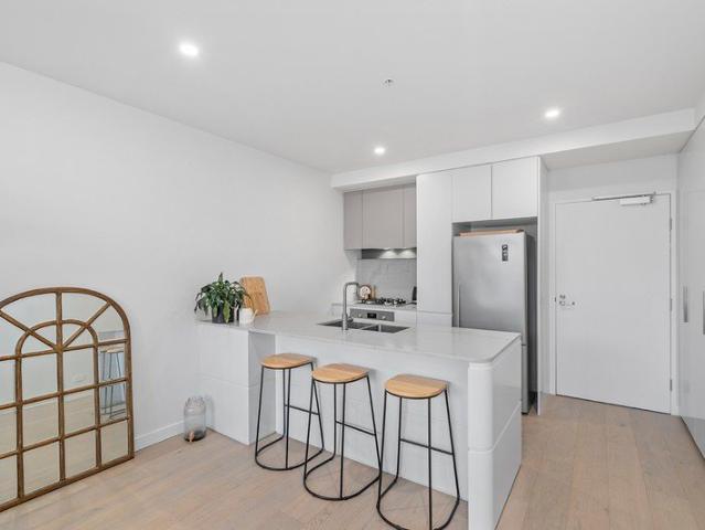 Spacious 2 Bedroom Living with a Secure Car Space