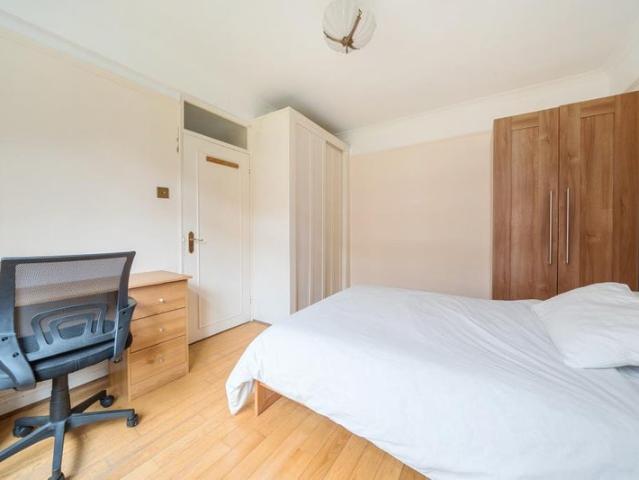 Spacious 2 Bedroom Near Regent's Park NW8