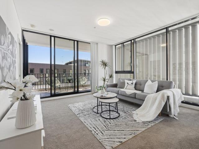 SPACIOUS 2 BEDROOM + STUDY APARTMENT IN THE HEART OF WOLLI CREEK