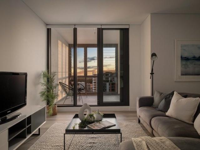 SPACIOUS 2 BEDROOM + STUDY APARTMENT IN THE HEART OF WOLLI CREEK