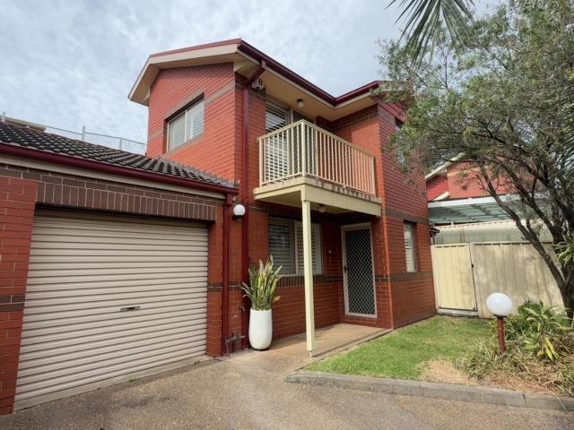 SPACIOUS 2 BEDROOM TOWNHOUSE $780 PW
