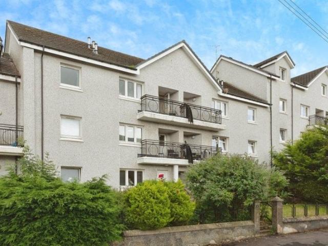 Spacious 2 bedroom top floor flat