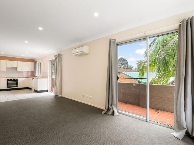 Spacious 2 Bedroom Unit !