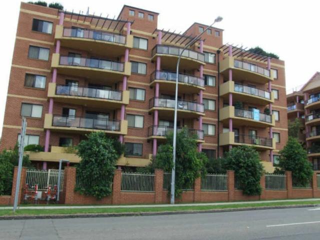Spacious 2 Bedroom Unit Close To Shops & Public Transport!