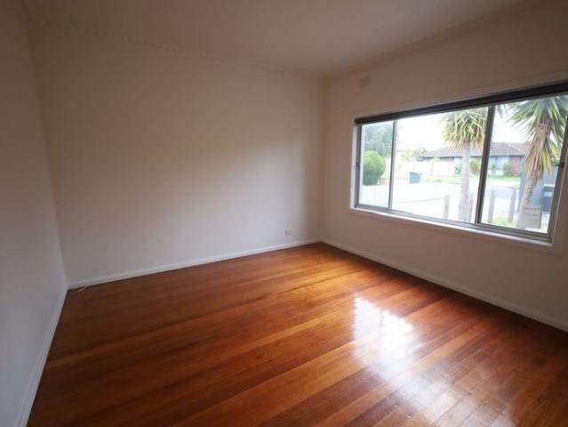Spacious 2 bedroom unit in a great location