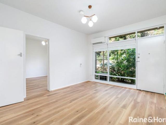 Spacious 2 Bedroom Unit in a Quiet, Leafy Location