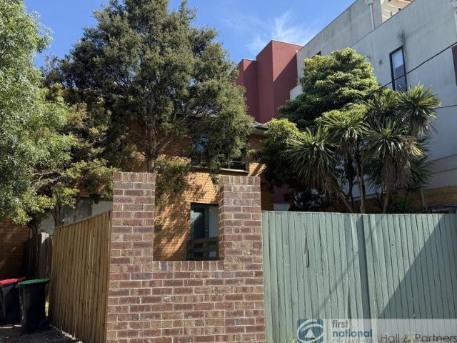 Spacious 2 Bedroom Unit in Convenient Dandenong Location