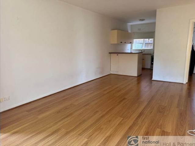 Spacious 2 Bedroom Unit in Convenient Dandenong Location