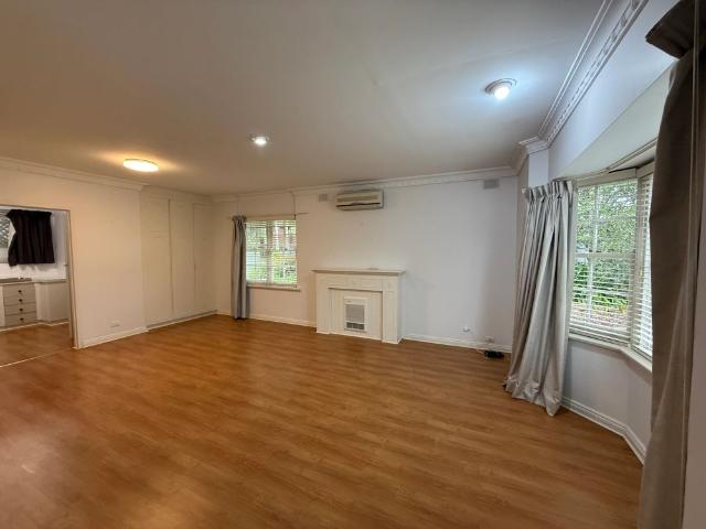 SPACIOUS 2 BEDROOM UNIT IN ENVIABLE LOCATION
