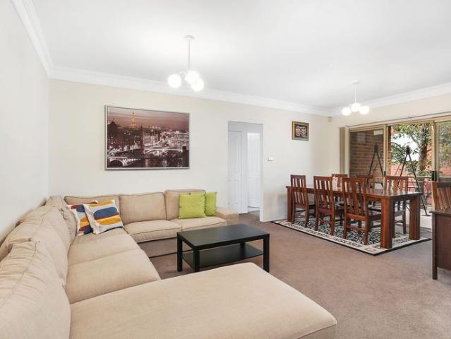 Spacious 2 bedroom unit in great location
