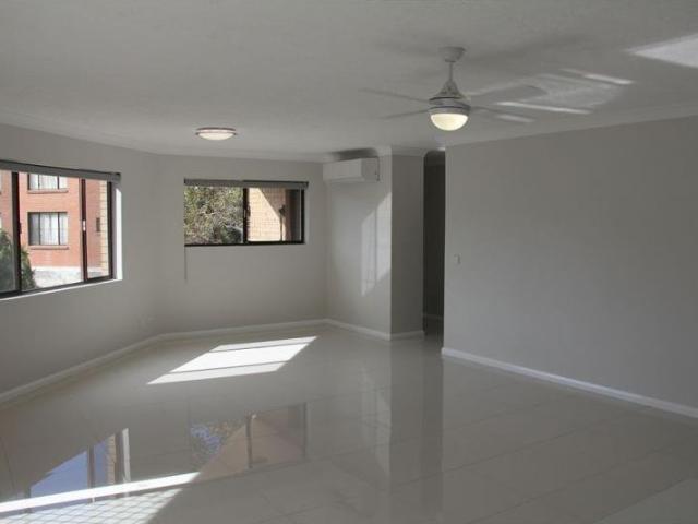 Spacious 2 bedroom unit in Palm Beach