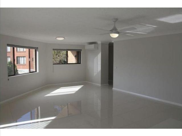 Spacious 2 bedroom unit in Palm Beach