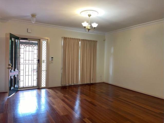 Spacious 2 Bedroom Unit In Superb Location