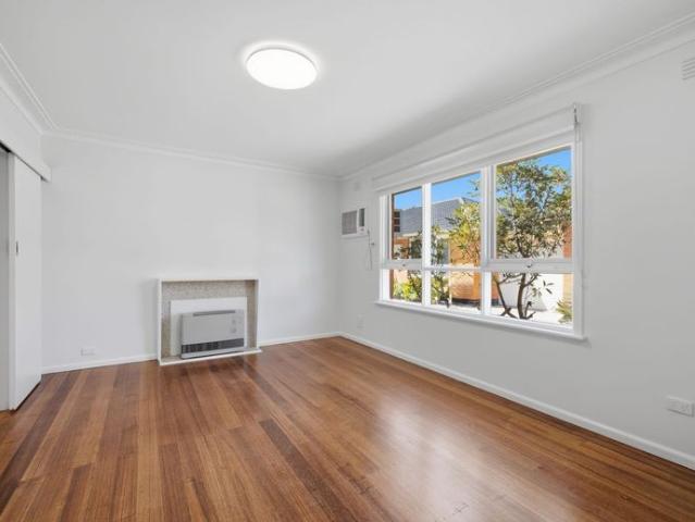 Spacious 2 Bedroom Unit Moments from Mordialloc Beach