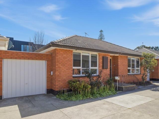 Spacious 2 Bedroom Unit Moments from Mordialloc Beach