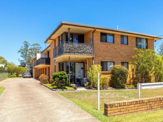 Spacious 2 Bedroom upstairs unit, close to local shops, cafes, schools and essential amenities