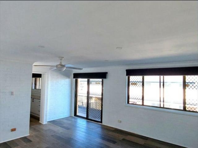 Spacious 2 Bedroom upstairs unit, close to local shops, cafes, schools and essential amenities