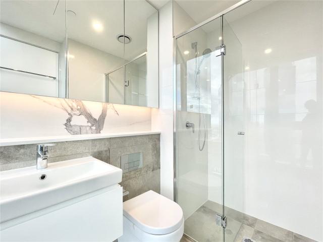 Spacious 2 bedrooms floorplan with high end finishes and an amazing location