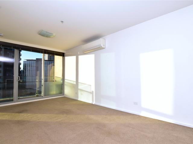 Spacious 2 Beds 2 Baths Apartment With Car Park For Rent!