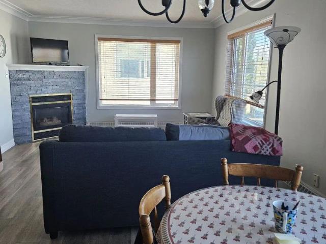 Spacious 2 beds, 2 Full baths, close to bus stops to University,off Whyte Ave — 2 Bedrooms Condo Unit