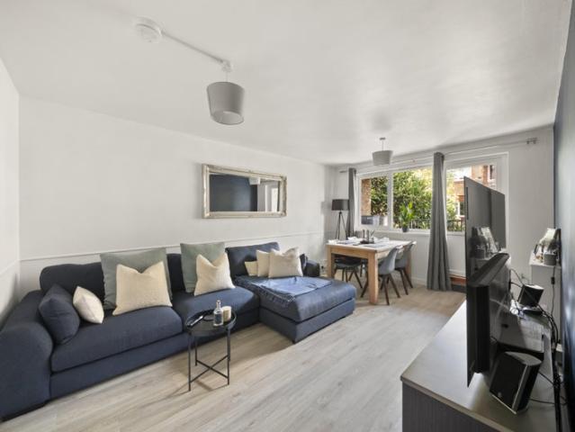 Spacious, 2 double bed flat near QRP Station