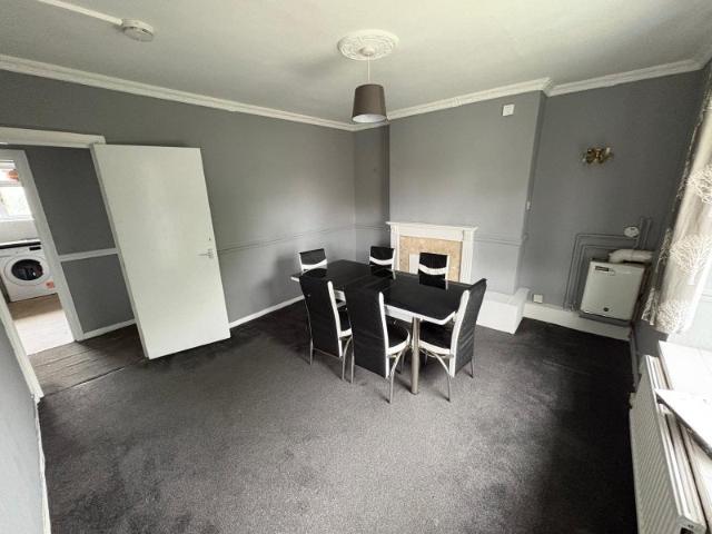 Spacious 2 double bedroom flat available to rent!
