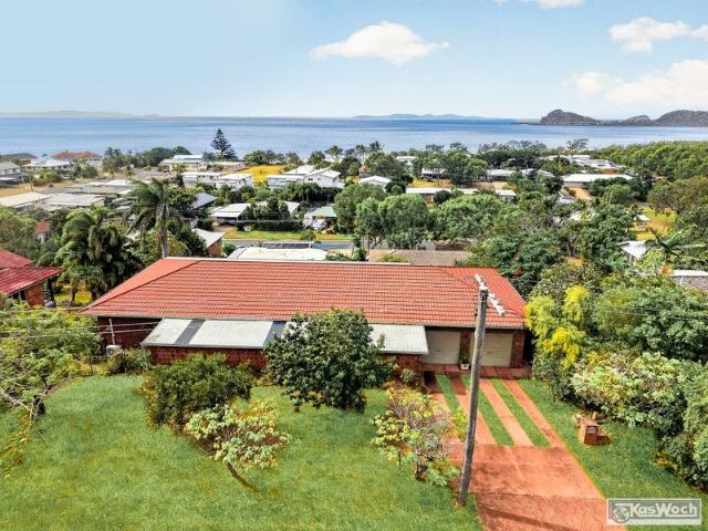 SPACIOUS 2 LEVEL BRICK HOME WITH MAGNIFICENT OCEAN VIEWS 1342m2 ALLOTMENT WITH A 39.9 metre FRONTAGE