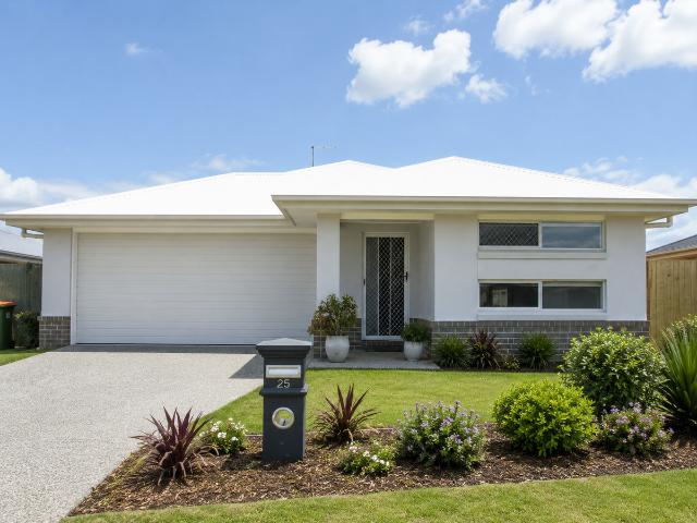 Spacious, 2 Living, Big Block, Great Plainlands Location