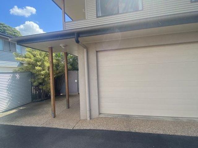 Spacious 2 Storey Townhouse 2 Bed | 1.5 Bath | 2 Living Areas