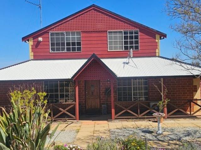 Spacious 2 storey country retreat on 5 Acres with powered workshop and entertaining areas