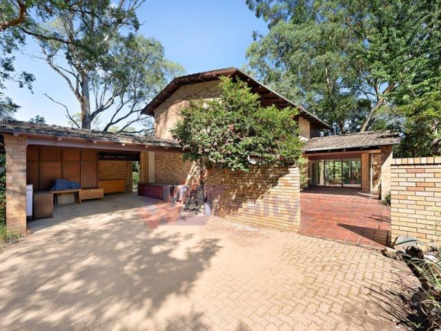 Spacious 2 storeys Family Home with Multiple Living Areas and Large Backyard