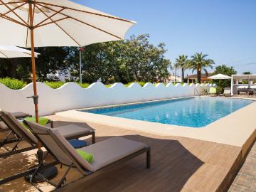 Spacious 2BR Apt: 2 Baths, AC, Pool, beach 600m