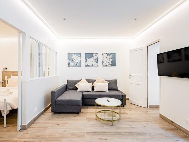 Spacious 2BR Apartment for 6 near Place de Clichy, Paris Amsterdam Apartments for Rent