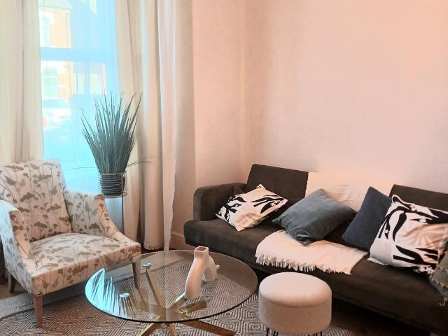 Spacious 2BR Ground Floor Flat w/ Free Parking | P