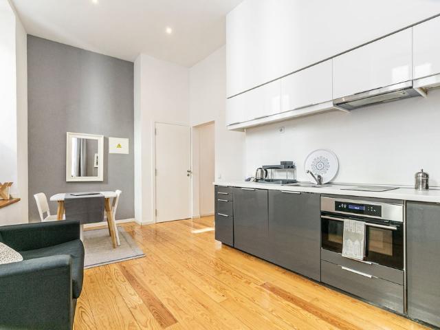 Spacious 30 days+ rental Ultra fast WiFi Central