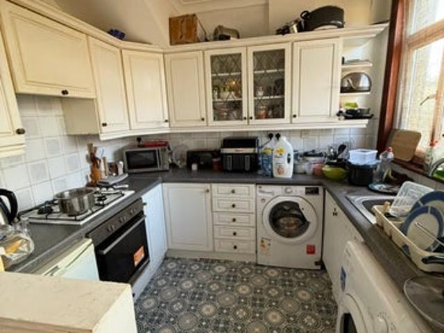 Spacious 3/4 bedroom house with private garden