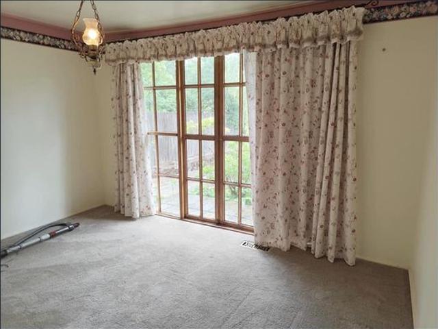 Spacious 3 Bed 1 Bath House + Study in a Quiet Neighbourhood!