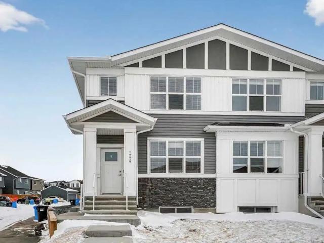 Spacious 3 Bed, 2.5 Bath Duplex with Double Garage – Close from CrossIron Mills