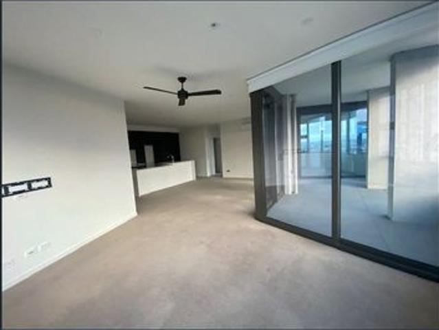 SPACIOUS 3 BED, 3 BATHROOM, 14TH FLOOR APARTMENT