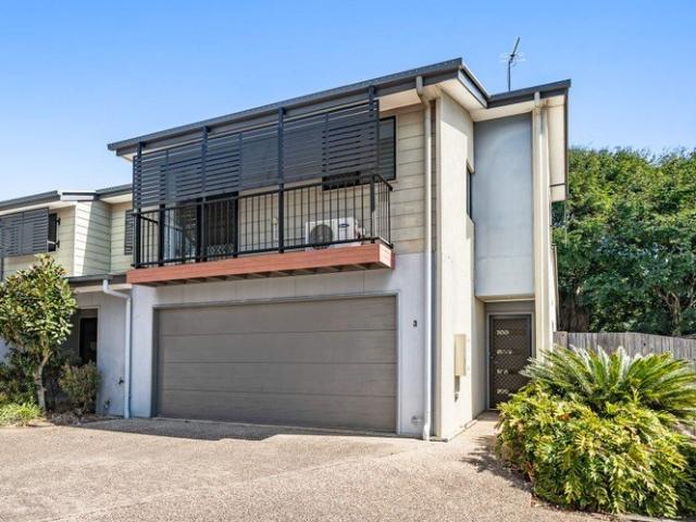Spacious 3 Bed Townhouse with Double Garage