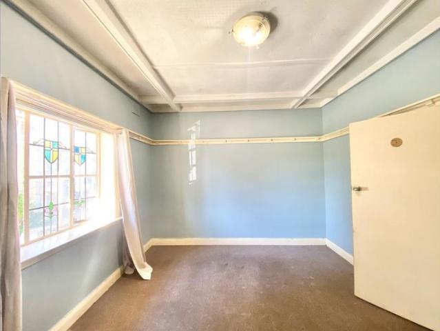 Spacious 3 bed Unit in Super Convenient Location