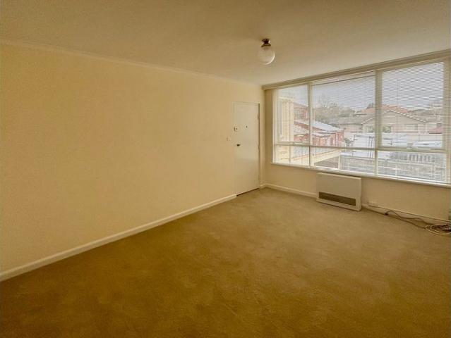 SPACIOUS 3 BED APARTMENT ELSTERNWICK