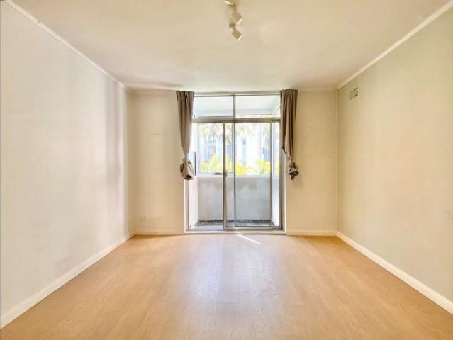 Spacious 3 Bed Apartment with Auto Lock Up Garage