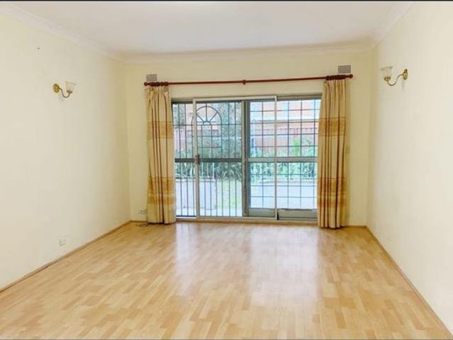 Spacious 3 Bed Apartment with Balcony