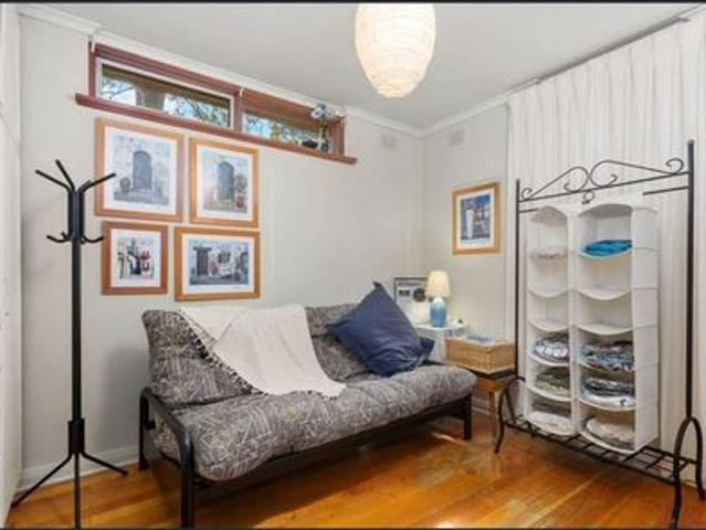 Spacious 3 Bed Family Home with Large Backyard