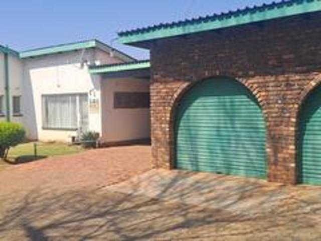 spacious 3 bed + flatlet on 991m² |.