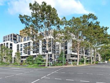 Spacious 3 Bed + Large Study Guest Room Apartment with 2 Parking in Prime Zetland