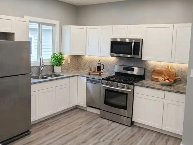 Spacious 3 Bed main floor in Millwoods |Large Windows & High Ceiling